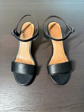Le Chateau Black Ankle Strap Cork Wedge Sandals - Size 6.5